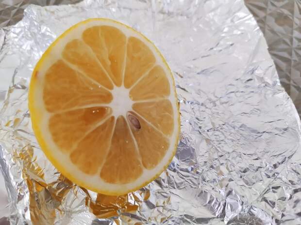 Половина лимона оборачивается в фольгу. / Фото: smekalo4ka.ru