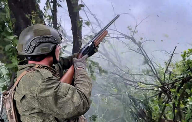 Операторы БПЛА ликвидировали бронированную машину ВСУ «Козак»