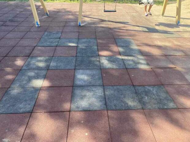На детской площадке в Кременчуге выложили плиткой свастику