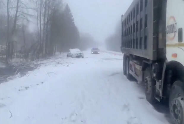 Жителей Петербурга и Ленобласти предупредили о сложной обстановке на дорогах из-за снега