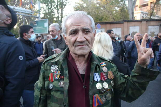 "Он предатель!" Армянская оппозиция о властях, миротворцах и Карабахе
