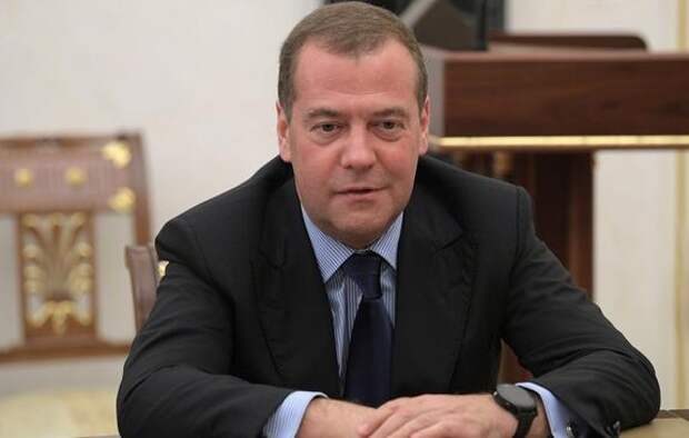 Медведев: Пашинян и Зеленский беседовали на плохом английском из-за ущербности