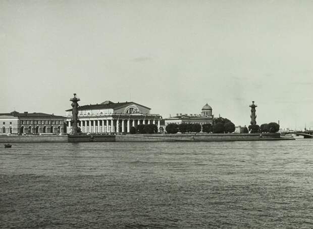 1969. Вид на Ростральные колонны с реки