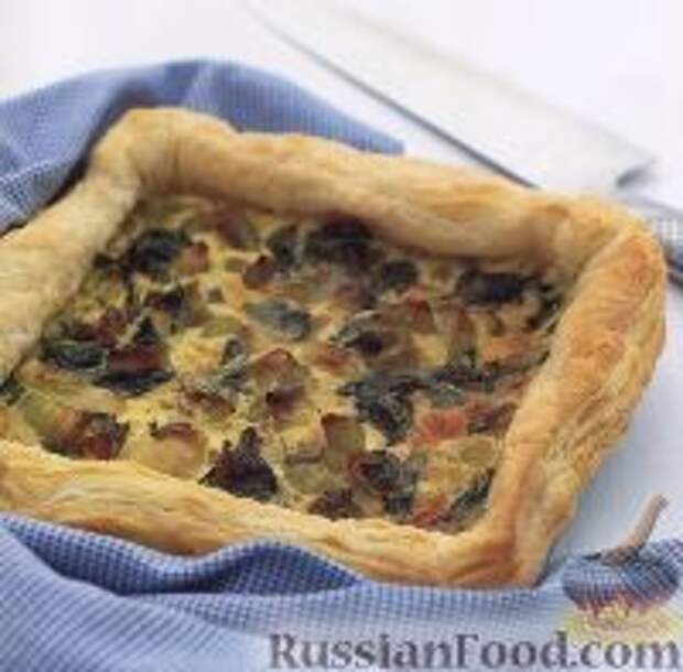 Фото к рецепту: Пирог из слоеного теста с луком-пореем и шпинатом
