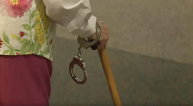 102-летнюю бабушку арестовали, чтобы она вычеркнула пункт «Быть арестованной» из списка желаний