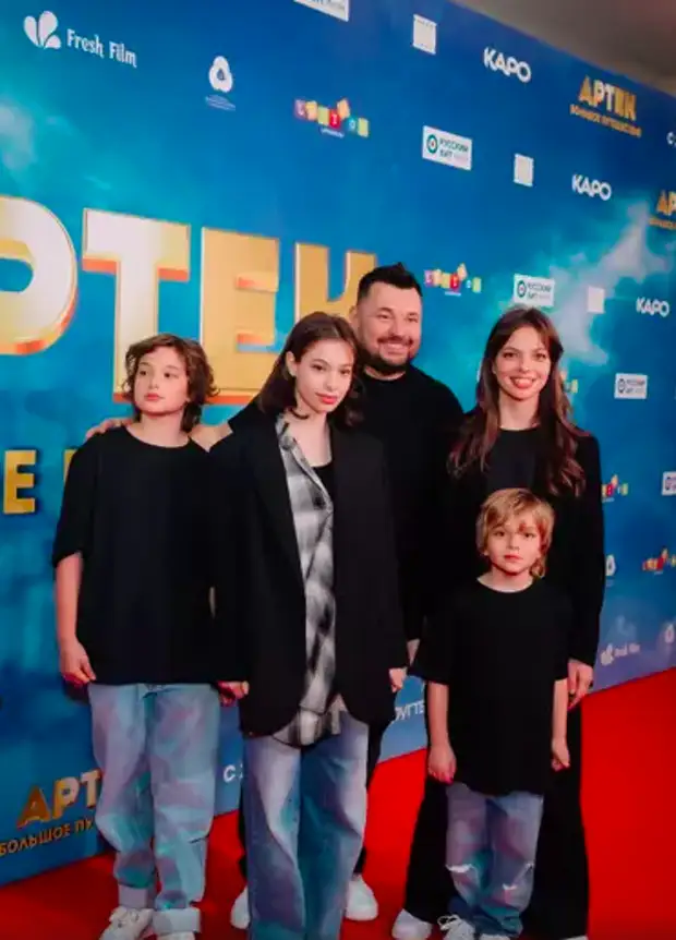 Блёданс, Галустян, Жуков и Асмус с детьми посетили премьеру фильма