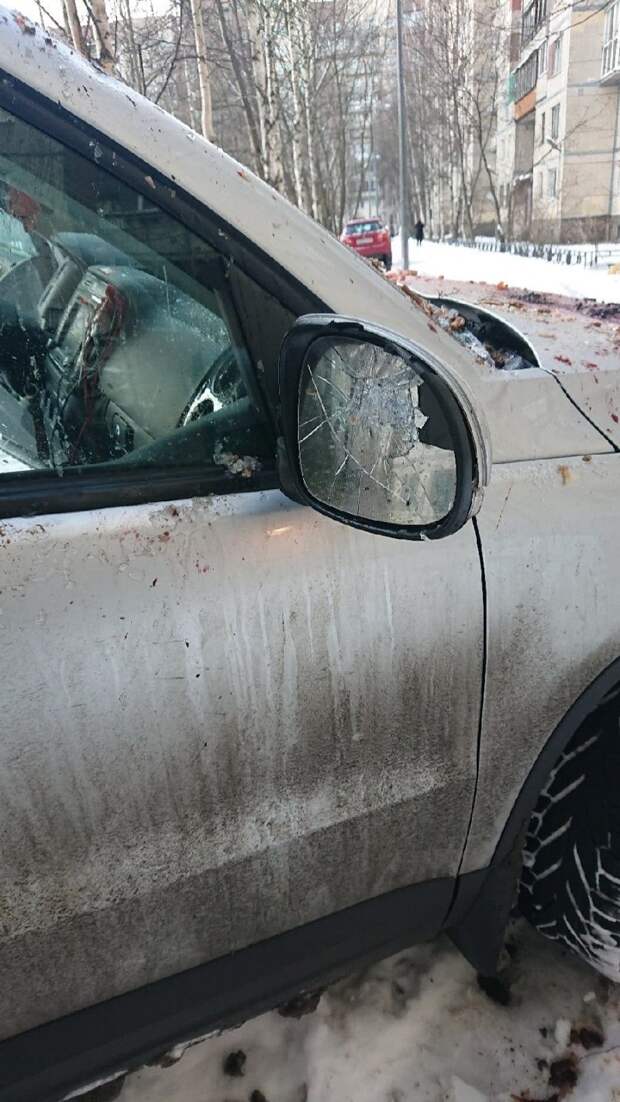 В Санкт-Петербурге припаркованный «Фольксваген» закидали банками с заготовками