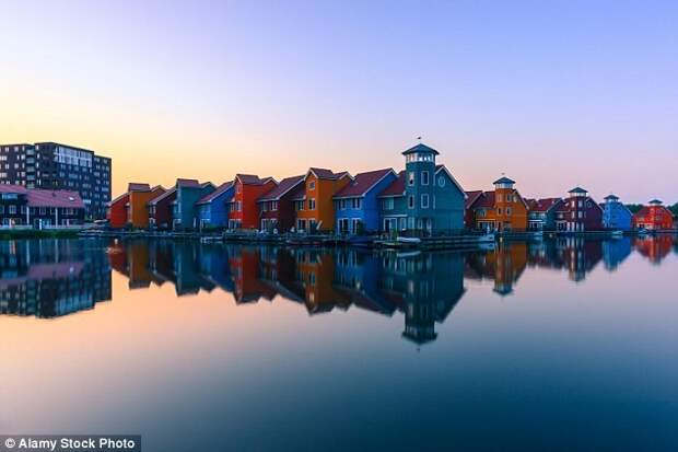 Голландец путешествует по каналам в собственной гостиной голландия, каналы, плавание, странные лодки, чудаки