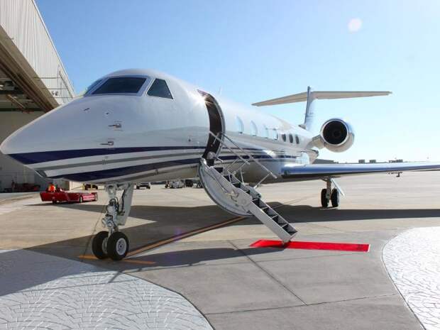 Согласно TMG, Джонни Депп летает только на частном самолете Gulfstream GV, что обходится ему в 200 тыс. долларов в месяц   деньги, джонни депп, расходы, траты
