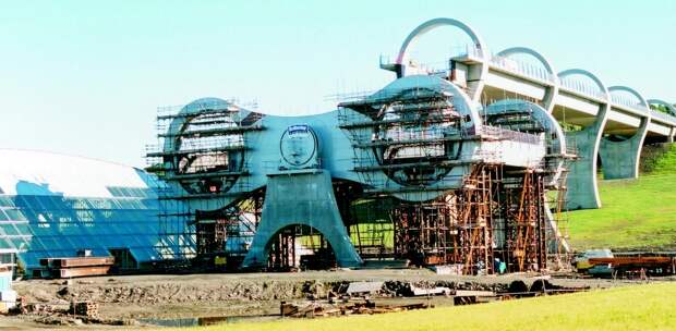 Фолкеркское колесо — уникальное вращающееся сооружение, которое поднимает целые корабли
