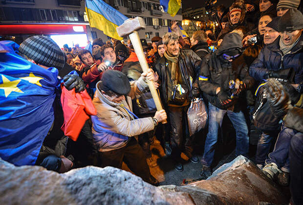 Участники акции в поддержку евроинтеграции Украины раскалывают молотками на куски памятник Ленину в Киеве. 2013 год