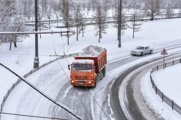 Техника для уборки снега начала поступать на Камчатку с Сахалина