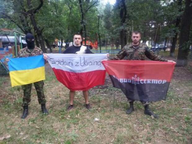 Поляк, устроивший скандал на ТВЦ, просит прощения, одновременно оскверняя цвета Российского флага (видео)