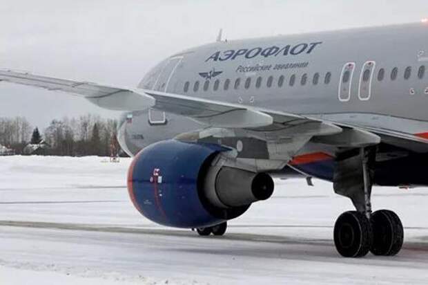 Не везет российским "Суперджетам."  У лайнера  "Аэрофлота" сразу после взлета оторвалась обшивка одного из двигателей