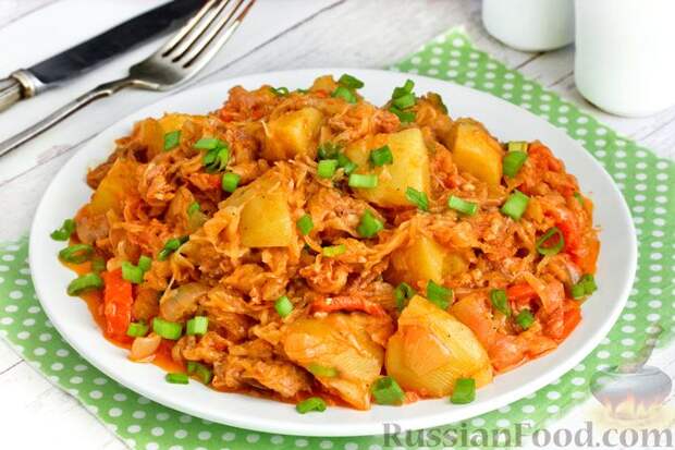 Фото к рецепту: Рагу с капустой, картошкой и тушёнкой
