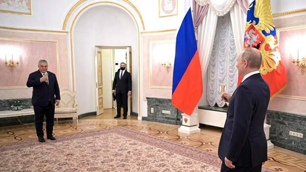 Орбан назвал себя мышью, помогающей "Путину-льву"