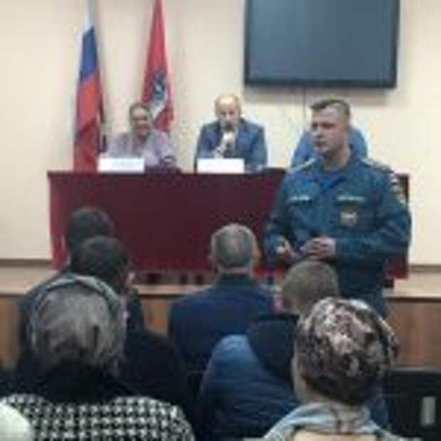 Сотрудники МЧС провели профилактические беседы с жителями. Фото: Пресс-служба Управления по ВАО ГУ МЧС России по г. Москве