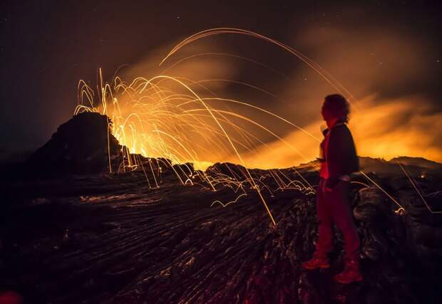 Фото с выдержкой около кратера активного вулкана Эрта-Але. Фото: Майк Коростелев (Mike Korostelev: Getty) безжизненное место, вулканы, интересное, фотографии