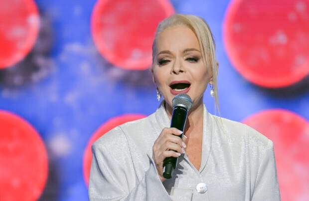 Лариса Долина попала в базу должников