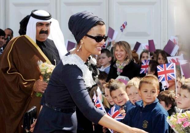 Шейх Хама́д бин Хали́фа Аль Та́ни эмир Катара с 27 июня 1995 года по 25 июня 2013 года и его вторая жена Моза бинт Насер аль Миснед доха, интересные факты, катар