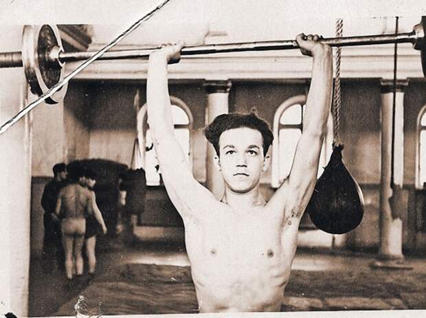 Чемпион Днепропетровска и области по боксу среди юношей Иосиф Кобзон. 1954 год.