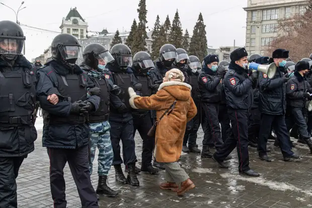 На несогласованной протестной акции в Новосибирске прошли задержания