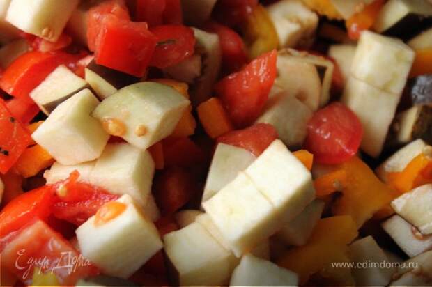 Пока тесто подходит, приготовить овощную начинку. Все овощи нарезать кубиками и потушить на сковородке до мягкости.