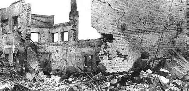 Уличные бои в руинах Сталинграда. 