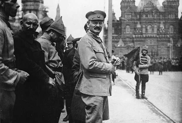 Лев Троцкий на военном параде на Красной площади в 1924 году 