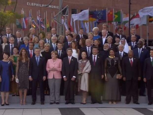 Групповое фотографирование участников саммита G20 прошло без Путина