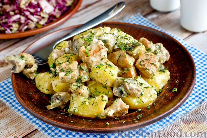 Фото к рецепту: Тушёная картошка с мясом, грибами и сметаной