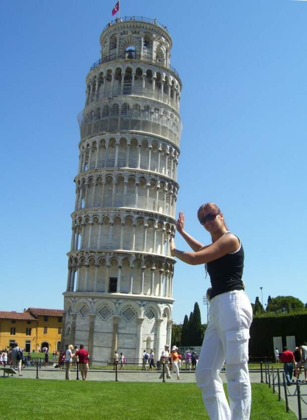 Туристы обожают фотографироваться возле Пизанской башни, «поддерживая» ее, либо «опираясь» на этот памятник архитектуры. | Фото: vk.com.
