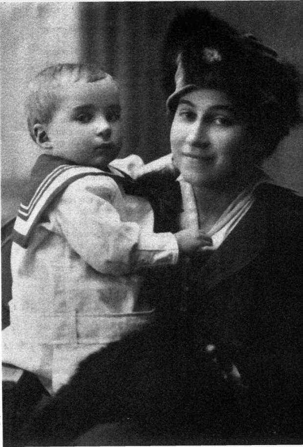 Александра Леонидовна с сыном Кириллом (позже Константином).