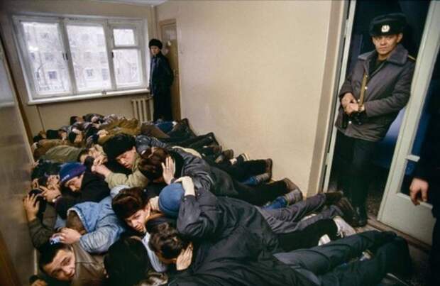 Задержанные бандиты из группировки "Уралмаш" лежат вповалку перед допросом, 1992 год, Россия было, история, фото