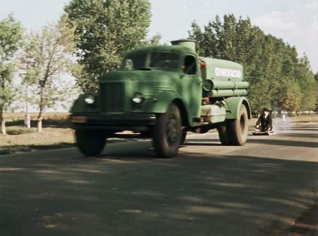 Вот что Славка, что Тарас... шутники блин. Славку буксирует бензовоз на шасси ЗиЛ-164 СССР, кино, королева бензокалонки