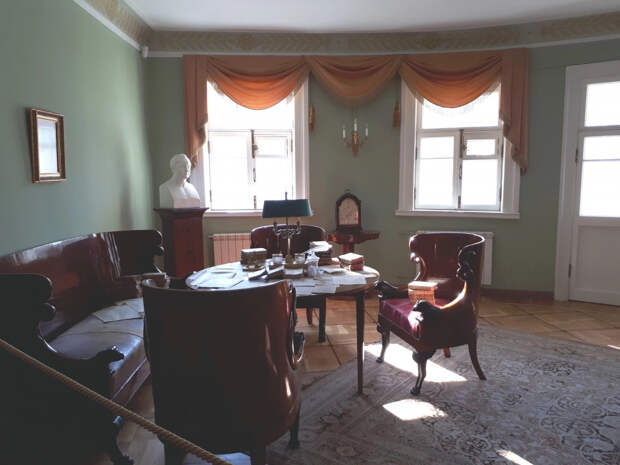 Из условий Пушкин поставил только одно: «Был бы особый кабинет – а прочее мне всё равно».