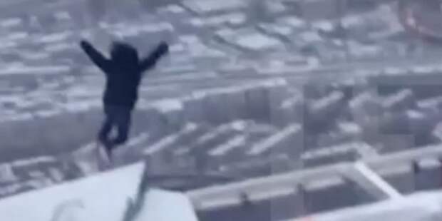В сети появились кадры смертельного прыжка с крыши небоскреба "Москва-сити"(ВИДЕО)
