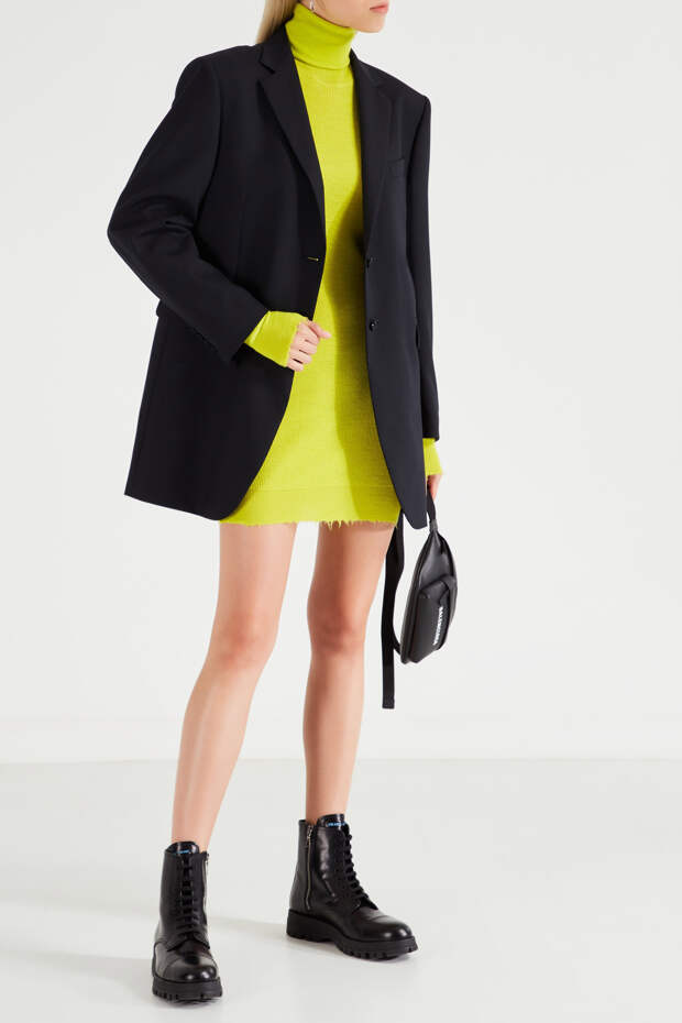 Желтое облегающее платье-водолазка Unravel Project из микса шерсти и кашемира. Воротник высокий с отворотом, рукава длинные втачные. Поверх надет широкий двубортный жакет черного цвета.