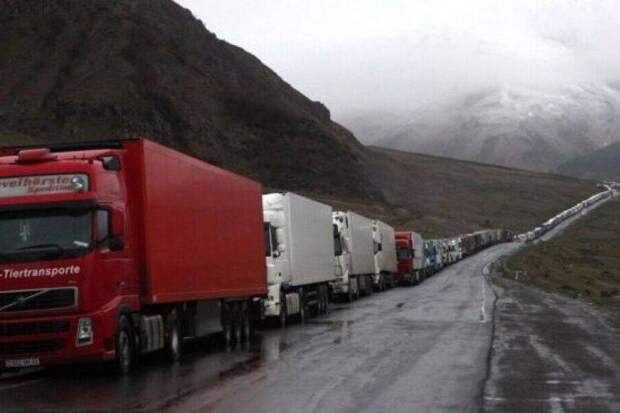 В Армении комментируют отказ таможни РФ пропускать через границу грузовики с армянской продукцией
