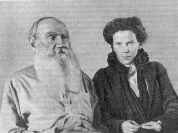 Tolstoy_with_daughter_M._Obolensky._Yasnaya_Polyana,_26-31_July_1906._Photo_V._Chertkov..jpg