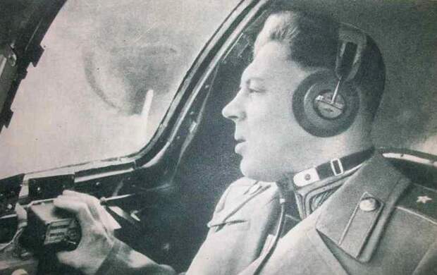 Василий Сталин на борту самолета