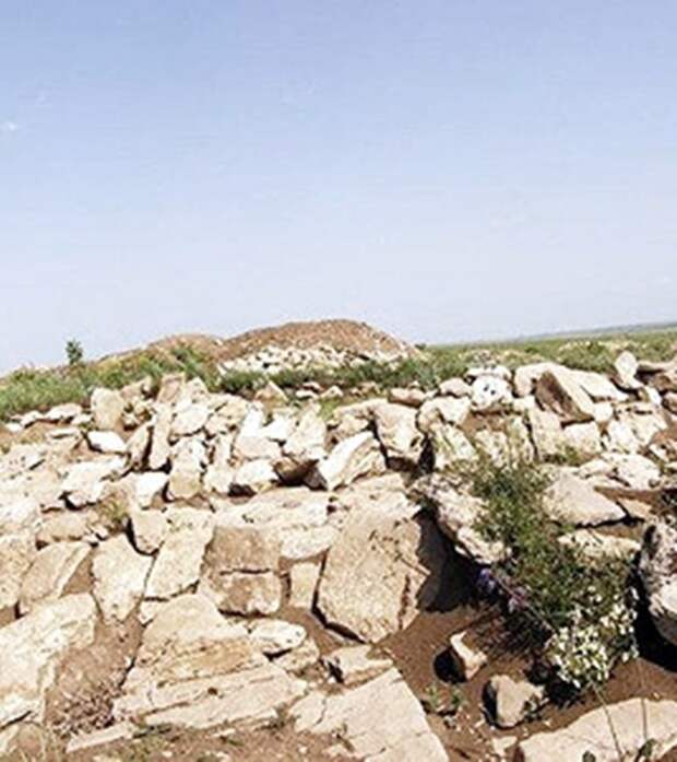 Археологический памятник назвали  Мергелевой грядой (от названия камня, из которого сложены пирамиды).