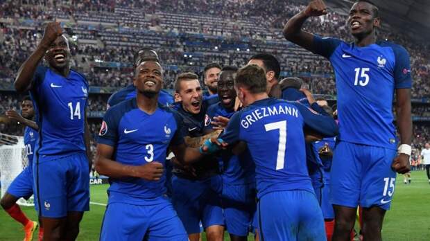 Игроки сборной Франции празднуют выход в финал Евро-2016. Фото: УЕФА