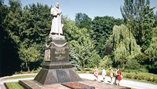 Памятник генералу Николаю Федоровичу Ватутину в Киеве, Украина. Архивное фото