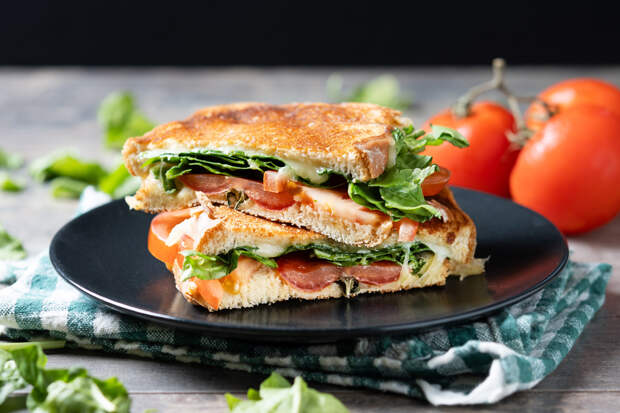 Любитель полакомиться чужой едой стал жертвой отвратительной мести своей коллеги