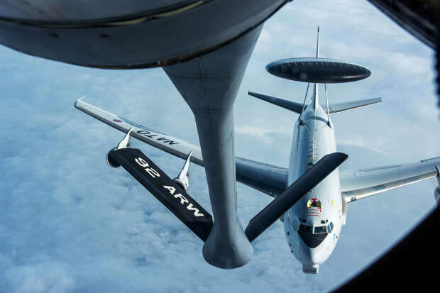 Генерал авиации Попов назвал версии инцидента с заправщиком KC-135 США в Ираке