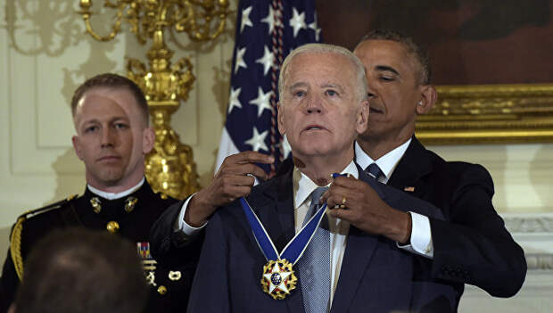 Президент США Барак Обама вручил Джо Байдену Президентскую медаль свободы. 12 января 2017 год