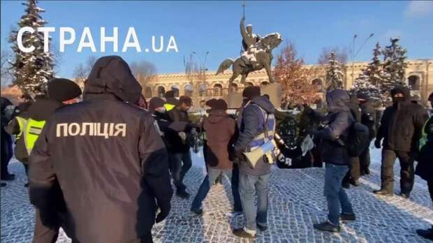 Зеленский разогнал антифашистскую акцию против ультраправого насилия