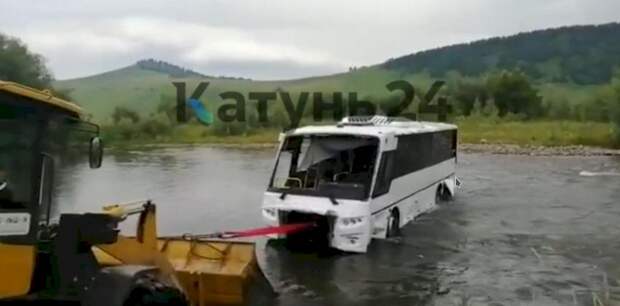Появилось видео вытягивания из реки автобуса, в котором пострадали дети на Алтае