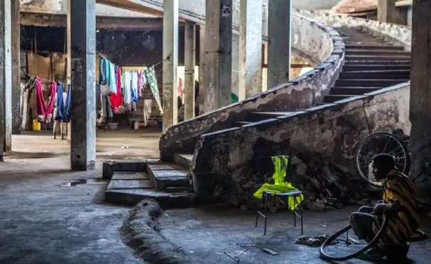 Заброшенная гостиница Grande Hotel в Мозамбике стала домом для 3500 человек